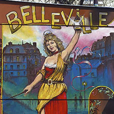 Une peinture sur le mur d’un kiosque de manège sur le boulevard de Belleville.
