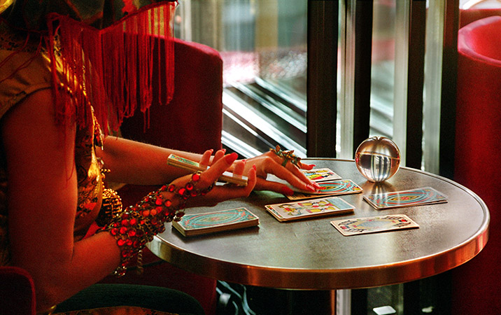Une femme lisant des cartes de tarot au café «Les Éditeurs» du quartier de Saint-Germain-des-Prés à Paris.