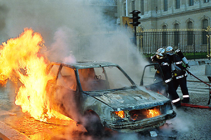 Une Peugeot 205 en flammes sur le quai du Louvre.