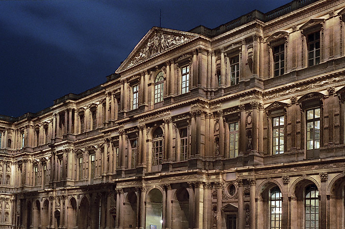 La cour Carrée du musée du Louvre la nuit.