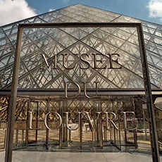 La grande pyramide et l’entrée principale au musée du Louvre