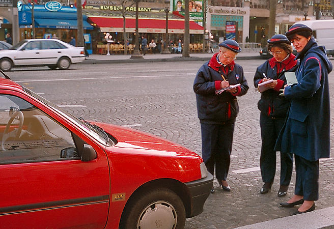 Trois contractuelles en d’écrire des procès-verbaux pour une voiture sur les Champs-Élysées.