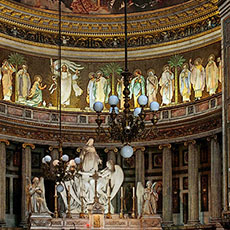 L’autel et l’intérieur de l’église de la Madeleine.