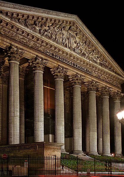 The western side of la Madeleine’s façade at night.