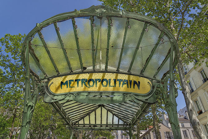 L’entrée de la station de métro Abbesses à Montmartre.