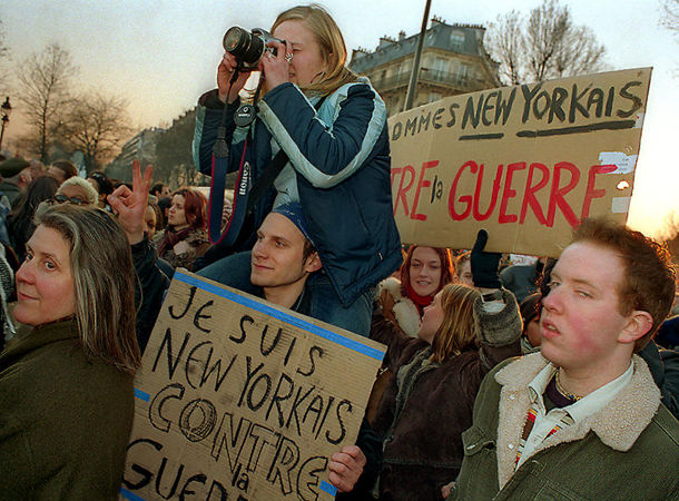 Des New-Yorkais manifestant contre les projets de guerre en Irak de George W. Bush.