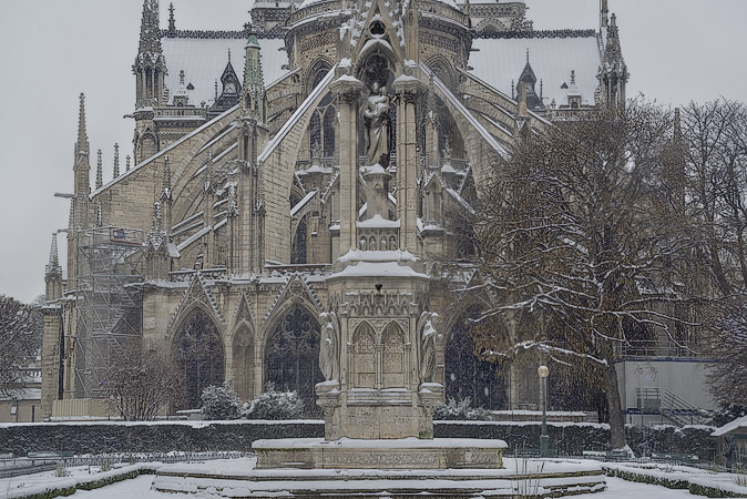 Snow falling on cathédrale Notre-Dame
