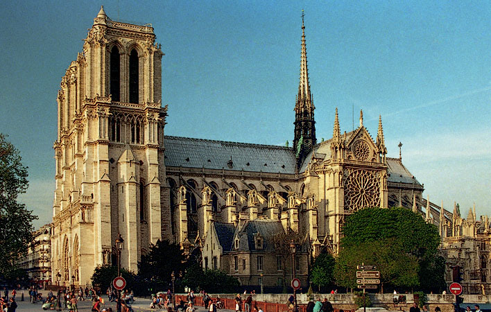 La façade sud de Notre-Dame vue de la Rive gauche.
