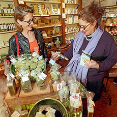Deux femmes en train de regarder des savons dans la boutique Occitane sur l’île Saint-Louis.