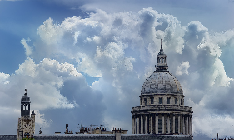 Des nuages flottant au-dessus du Panthéon sur la rive gauche.