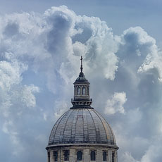 Des nuages flottant au-dessus du Panthéon sur la rive gauche.