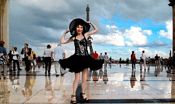 Maria dansant devant la tour Eiffel.