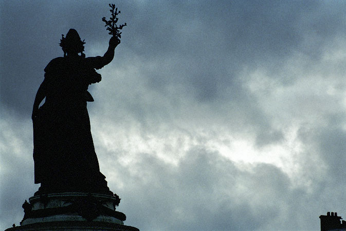 La statue de Marianne dans la place de la République vue de derrière.