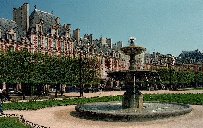 Une fontaine dans le square Louis XIII.