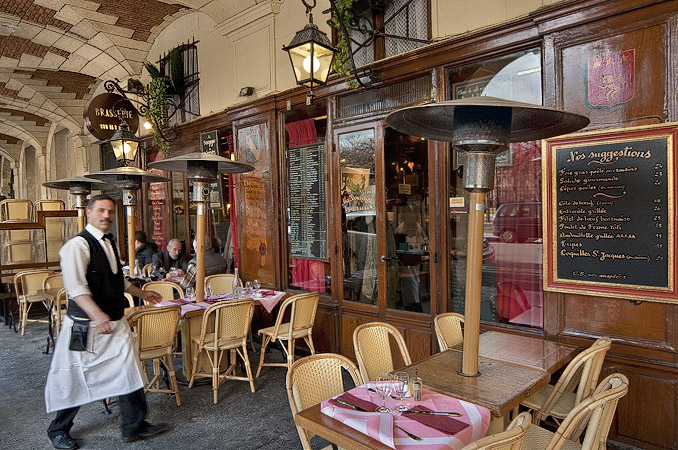 La terrasse du restaurant «Ma Bourgogne» dans la place des Vosges.