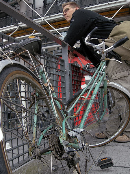 Un vélo tordu et vandalisé attaché à une barrière à côté du centre Pompidou.