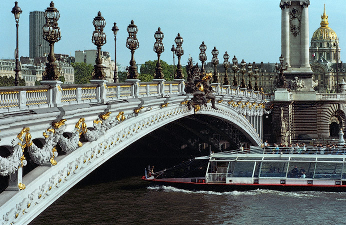 La face occidentale du pont Alexandre III et l’Hôtel des Invalides.