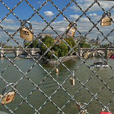 Des cadenas sur un rembard du pont des Arts.