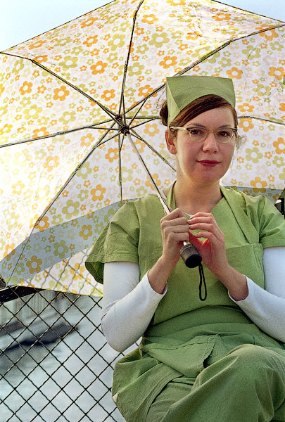 Nili Blumberg dressed as Nurse Clara, scratching backs on pont des Arts.