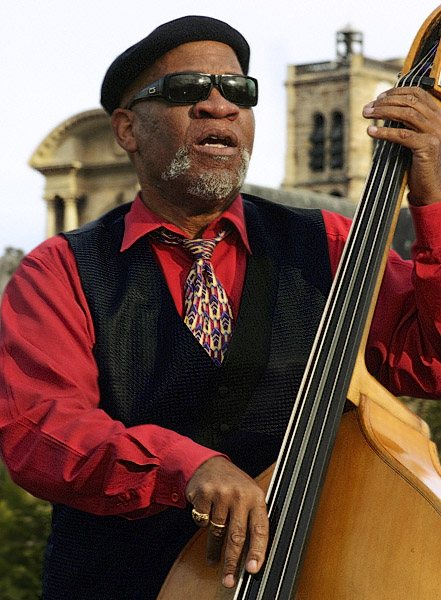 Farris Smith Jr. playing bass on pont Notre-Dame.