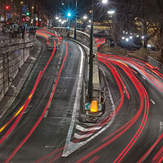 Des voitures sur la voie Georges-Pompidou, vue du pont d’Arcole le soir.