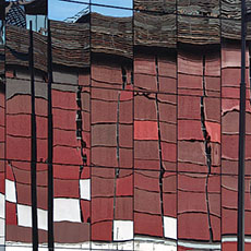 Le musée du quai Branly reflété dans les vitres d’un immeuble sur la rue de l’Université.
