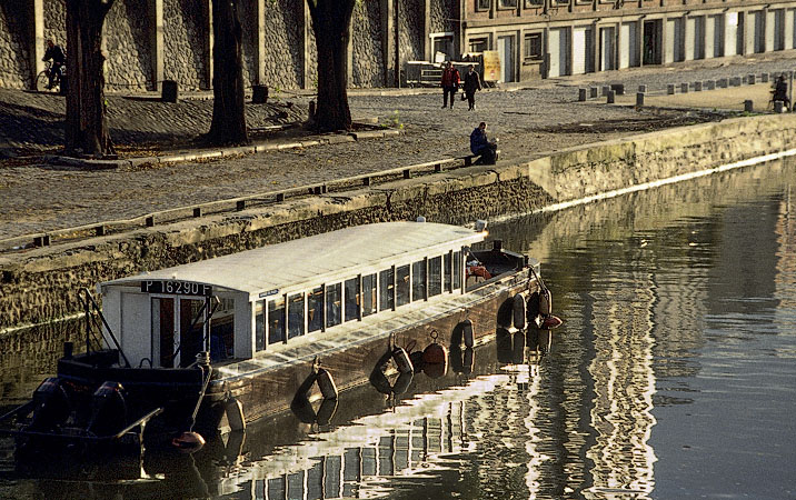 Un bateau de la ville de Paris sur le canal Saint-Martin près de la place Stalingrad.