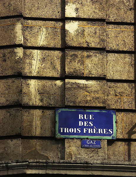 Une plaque émaillée sur la rue des Trois-Frères.