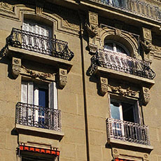 Des façades de résidences haussmanniennes sur la rue Manin.