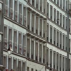 Des bâtiments sur la rue du pont-Louis-Philippe.