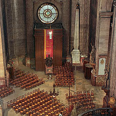 Le gnomon astronomique et la ligne par terre en laiton dans l’église Saint-Sulpice.