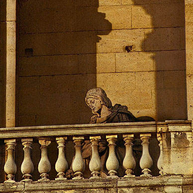 Une statue dans la galerie supérieur de la façade de l’église Saint-Sulpice.