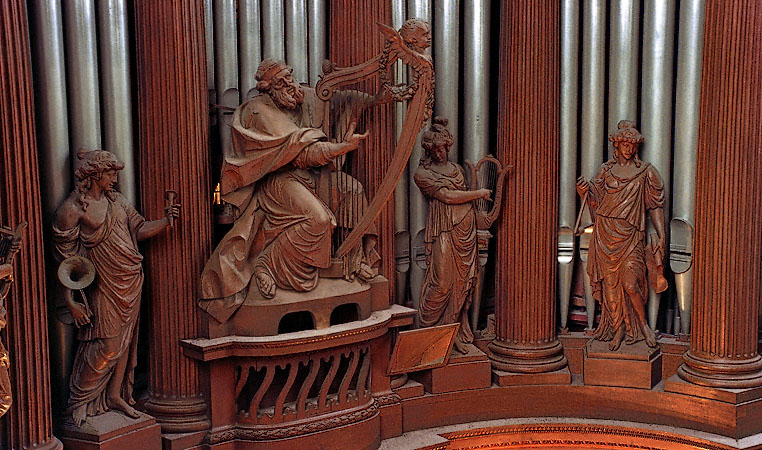 Des statues devant les tuyaux de l’orgue de l’église Saint-Sulpice.