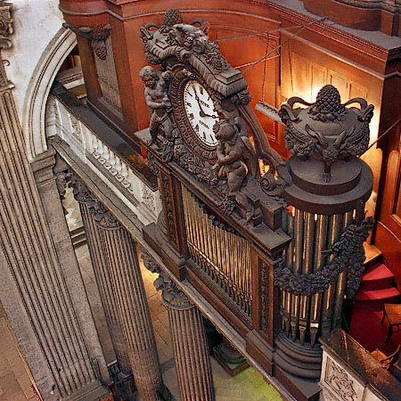 Le buffet de l’orgue dans l’église Saint-Sulpice.