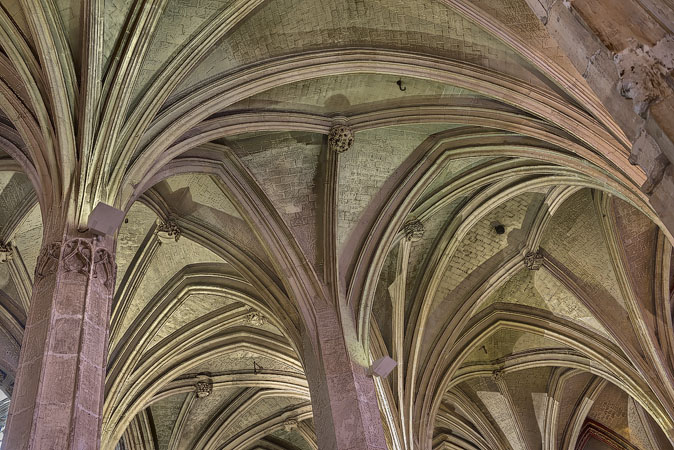 The ribbed vault ceiling inside église Saint-Séverin.