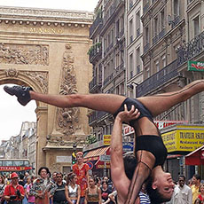 Akrobaten foran porter Sankt-Förnekande