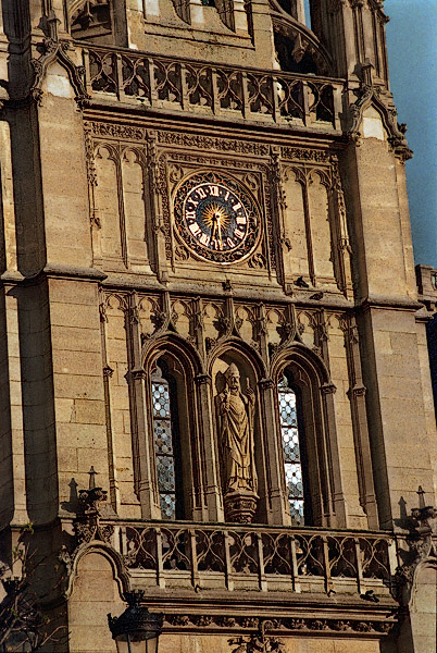 L’horloge sur la tour de la Mairie du Premier Arrondissement.
