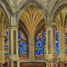 Le maître-autel et l’intérieur de l’église Saint-Séverin.