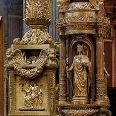 Des bougeoirs à côté du maître-autel de l’église Saint-Sulpice.