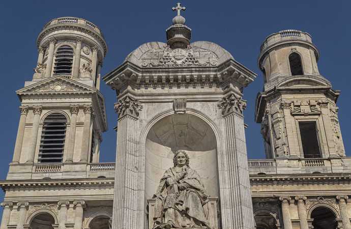 La fontaine des Orateurs-Sacré devant la façade principale et les tours de l’église Saint-Sulpice.