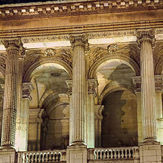 La façade principale de l’église Saint-Sulpice le soir.
