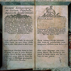 La plaque sur le gnomon astronomique dans l’église Saint-Sulpice.