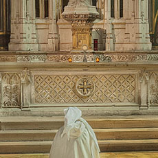 Une religieuse priant devant l’autel de la chapelle de la Vierge de l’Église Saint-Gervais.