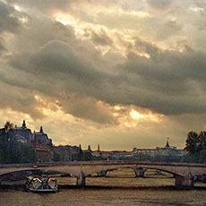 Des nuages impressionnants flottent au-dessus du pont du Carrousel.