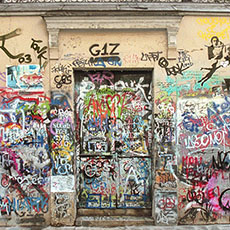 Graffiti devant la résidence de Serge Gainsbourg sur la rue de Verneuil.