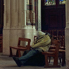 Un homme sans domicile fixe dormant dans l’église Saint-Gervais