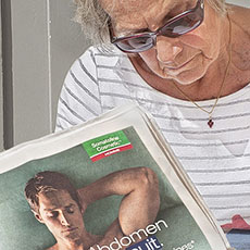 Une femme en train de regarder un homme musclé dans une image publicitaire.
