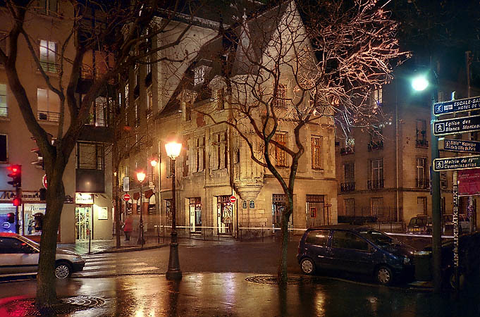 L’Hôtel Hérouet sur la rue Vieille-du-Temple le soir.