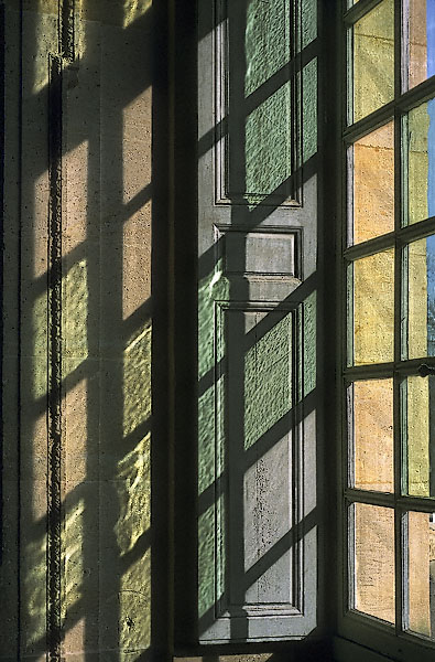 Une fenêtre au château de Versailles au soleil.