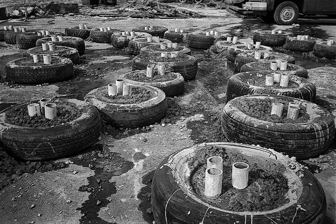 Des pneus usés devant un chantier de construction à Boston